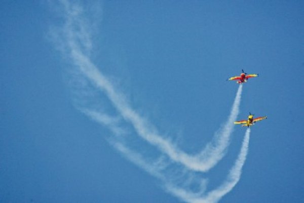 Spectacol deasupa mării: Zeci de piloţi şi paraşutişti au impresionat litoralul